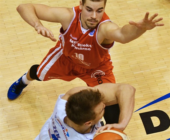 Dínský basketbalista imon Jeek (v bílém) v souboji s Filipem Haladou z...