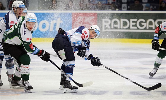 Denis Kindl (vlevo) z Karlových Var dostal do nepíjemné pozice Lukáe Pulpána...