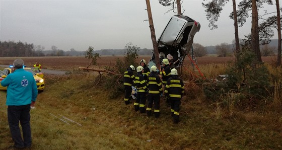 Pi nehod u Bezhradu zstalo vozidlo opené o strom ve vertikální poloze.