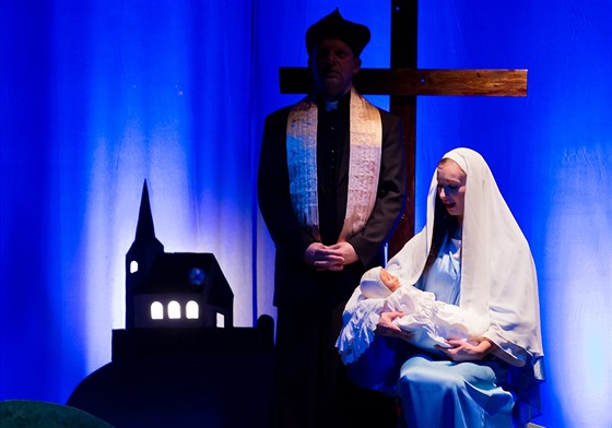 S ochotníky v Jarom��i nastudoval Rok na vsi herec a re�isér Jan Sklená�.