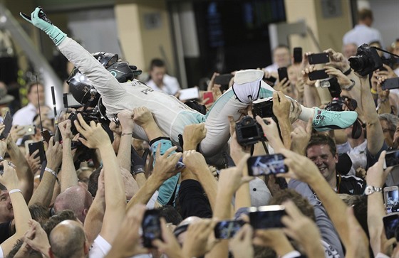 KRÁL JE MRTEV, A IJE KRÁL! Nico Rosberg slaví titul mistra svta ve formuli 1.