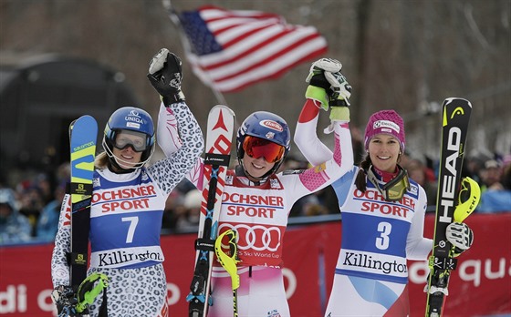 Mikaela Shiffrinová (uprosted) slaví triumf ve slalomu v Killingtonu, vlevo je...