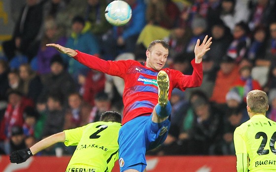 Plzeský útoník Michael Krmeník a brnnský stoper Tadas Kijanskas (zády...