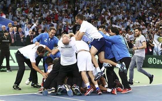 EUFORIE. Argentintí tenisté slaví zisk Davis Cupu.