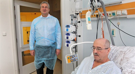 Ladislav Kijonka (na lůžku) je po transplantaci vlastních krvetvorných buněk....