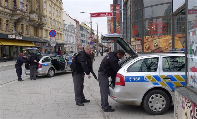 V Pardubicích se večer popralo osmnáct lidí, jeden skončil v nemocnici