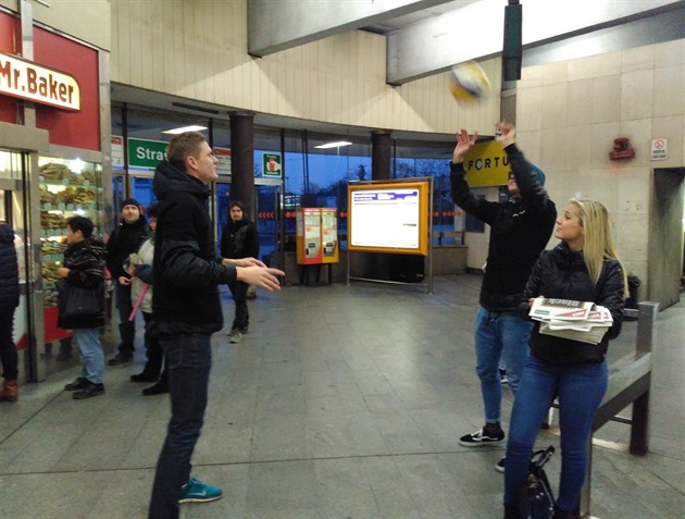 U výstupu ze stanice metra Stranická to v pátek vypadalo podobn, jako na...