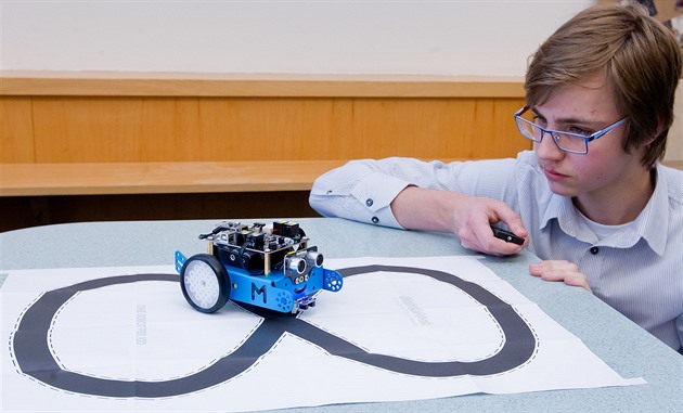 Studenti technických krouk z Náchodska pedvedli, jak fungují jejich roboti.