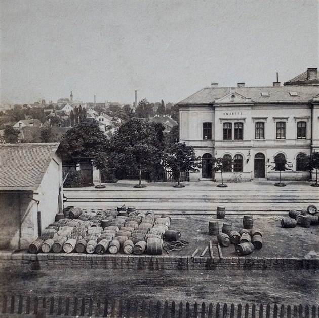 Unikátní nádražní budova ve Smiřicích na Královéhradecku na historickém snímku