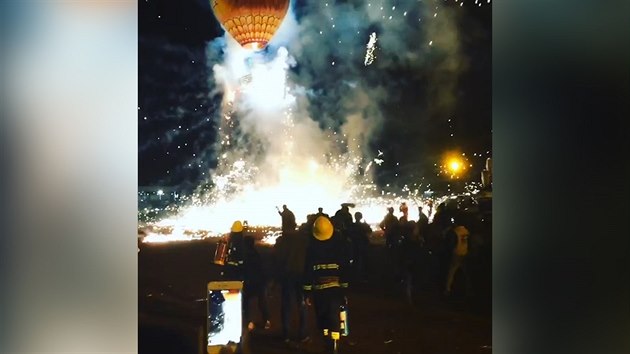 VIDEO: Při festivalu v Barmě vzplál balón, kolem sebe odpaloval rachejtle -  iDNES.cz