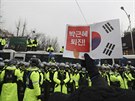 Statisíce Jihokorejc poadují demisi prezidentky Pak Kun-hje. Ulice Soulu...