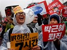 Statisíce Jihokorejc poadují demisi prezidentky Pak Kun-hje. (26.11.2016)