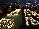 V ulicích Soulu vznikl ze svíek nápis: Jihokorejská prezidentka Pak Kun-hje...