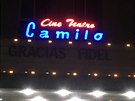 Nápis Gracias Fidel je ukrytý i pod neonem na jednom z místních kin ve mst...