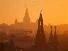 Moskva. V popedí ve Kremlu, v pozadí monumentální budova Lomonosovovy...