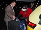 SBOHEM. Gerard Gallant (vlevo) ukládá zavazadla do taxíku. Vedení hokejist...
