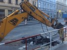 V centru Prahy praskl vodovod, havárie komplikuje dopravu (28.11.2016).