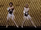 Velma Kelly a Roxie Hartová v muzikálu Chicago alias  Catherine Zeta Jonesová a...