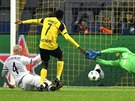 Útoník Dortmundu Ousmane Dembélé stílí tvrtý gól do sít Legie Varava.