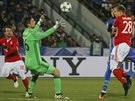V brán Bayernu Mnichov nastoupil v Lize mistr proti Rostovu gólman Sven...