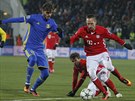 Stídající Franck Ribéry (vpravo) z Bayernu Mnichov v akci v utkání na hiti...
