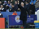 Italský trenér Leicesteru Claudio Ranieri sleduje výkon svého týmu v utkání...