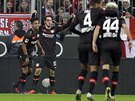 Fotbalisté Leverkusenu oslavují vstelený gól na hiti mistrovského Bayernu...