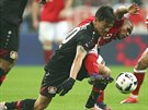 TVRDÝ STET. Hakan Calhanoglu z Leverkusenu a Douglas Costa z Bayernu se perou...
