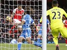 NA 2:1. Theo Walcott hlavikoval pesn a zaídil Arsenalu náskok nad...
