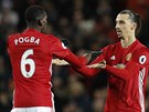 Paul Pogba se Zlatanem Ibrahimoviem oslavují vyrovnávací gól v zápase s West...