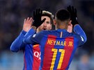 Barcelontí fotbalisté Neymar a Lionel Messi se radují z vyrovnávací branky na...