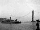 Rozestavný Bay Bridge pes Sanfranciský záliv