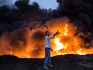 Mu si poizuje selfie u hoících ropných polích u msta Karája (19. íjna 2016)