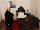 Ředitelka muzea ve Velkém Meziříčí Irena Tronečková ukazuje postel, v níž v...