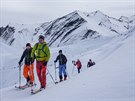Horský vdce Gabo Adamec vede naí skupinkou po znaené ski touringové trase