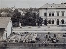 Unikátní nádraní budova ve Smiicích na Královéhradecku na historickém snímku