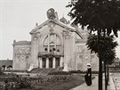 Mstské divadlo v Pardubicích na fotografii z let 1914 a 1915 od neznámého...