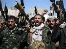 Ozbrojení povstalci yemenského kmene íitských Hútí na snímku z listopadu 2016.