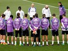 Fotbalisté Realu Madrid dreli na zaátku úterního tréninku minutu ticha za...