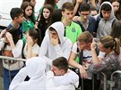 Fanouci fotbalového klubu Chapecoense se seli ped stadionem Arena Conda v...