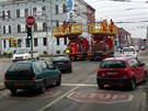 Nákladní auto strhlo troleje na kiovatce u viaduktu v Rudolfovské ulici v...