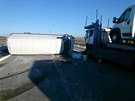 Na dálnici D2 se srazil kamion peváející auta s dodávkou vezoucí víno, která...
