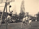 Basketbal, dnes jeden z nejpopulárnjích sport na svt, vznikl práv díky...