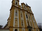 Mohutný barokní kostel Oiování Panny Marie v Dubu nad Moravou