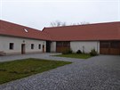 Stodola a opravená budova chlévů (vlevo) slouží jako společenské prostory při...