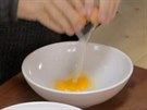 Pi obalování vynechte mouku, pouijte jen tradiní vajíko a strouhanku.