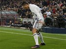 Cristiano Ronaldo z Realu Madrid (vpravo) slaví první gól v derby proti...