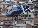Vrtulníky brazilské vojenské policie pi zásazích ve favelách asto létají...