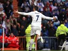 Cristiano Ronaldo slaví gól do sít Sportingu Gijon.