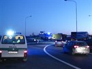 Pevrácený nákladní vz zablokoval sjezd z Praského okruhu (29.11.2016).
